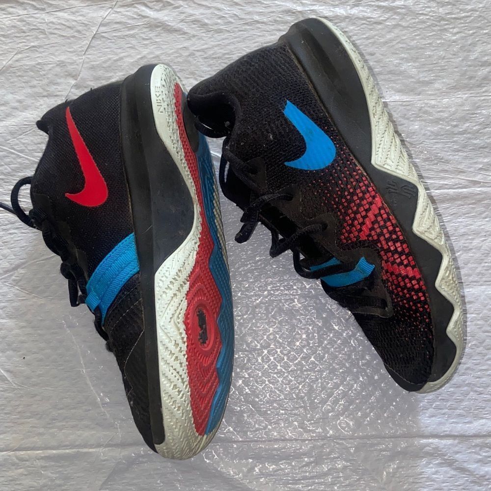 Kids Kyrie Irving Boys Youth Black and Blue Athletic Shoes Size 3Y
